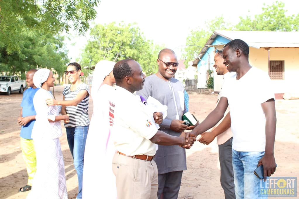 Des participants échangent chaleureusement avec les formateurs à la fin d’une session de formation sur l’écoute active au Cameroun