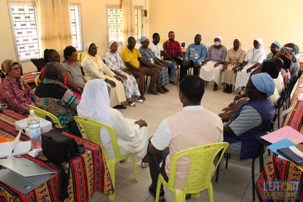 Des participants à une formation en accompagnement psychosocial tiennent leurs attestations de participation au Cameroun
