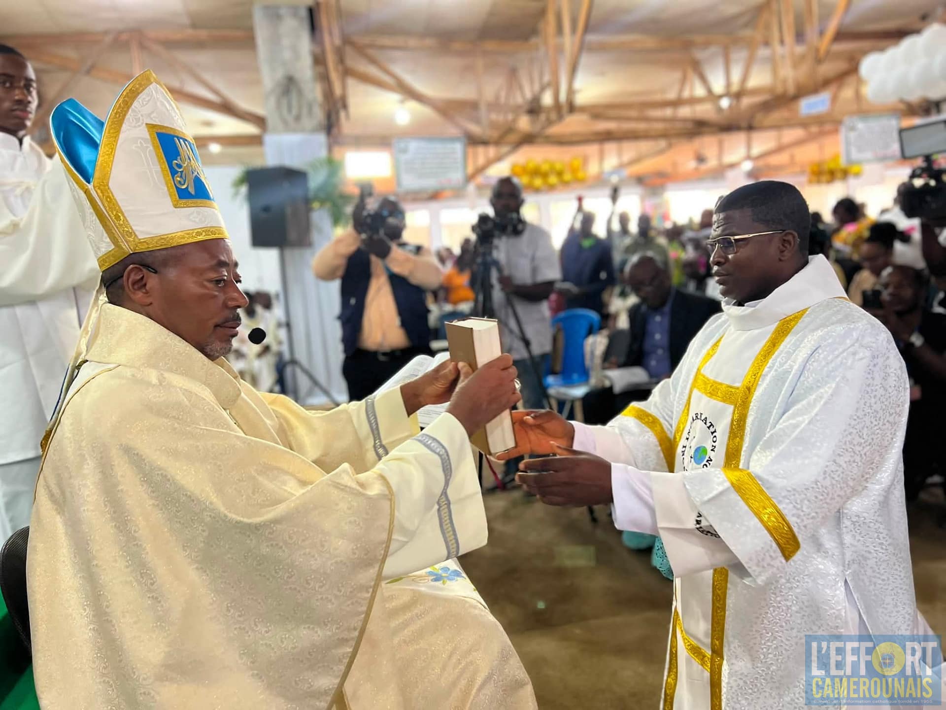 Mgr Bayemi remet l’Évangéliaire à Donald Oscar Tamgno Tokam, premier diacre du Mouvement de l’Incarnation, lors de son ordination à Yaoundé