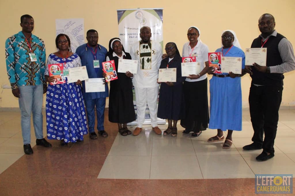 Des participants à une formation en accompagnement psychosocial tiennent leurs attestations de participation au Cameroun