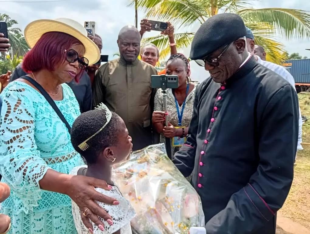 Mgr Paul Nyaga reçoit des fleurs de bienvenue lors de son arrivée au diocèse d'Édéa avant son installation comme administrateur apostolique.