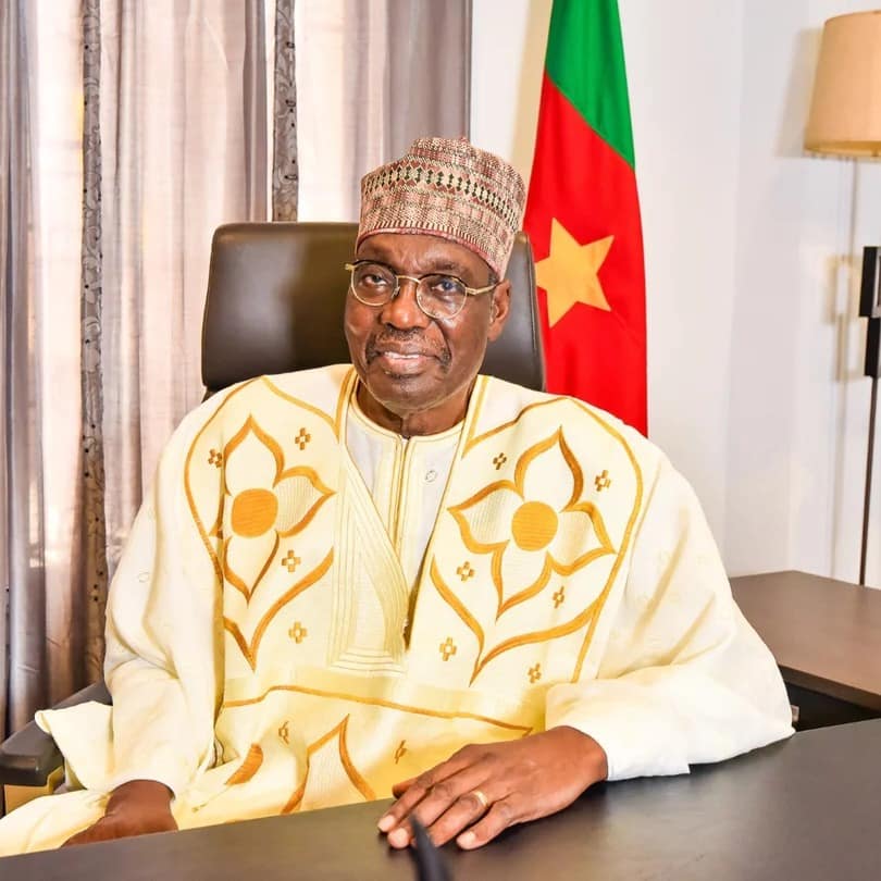 Issa Tchiroma Bakari s’exprimant lors de son address à la nation depuis sa résidence à Garoua après l’élection présidentielle du Cameroun 2025, appelant à une transition pacifique et à la vérité des urnes.*